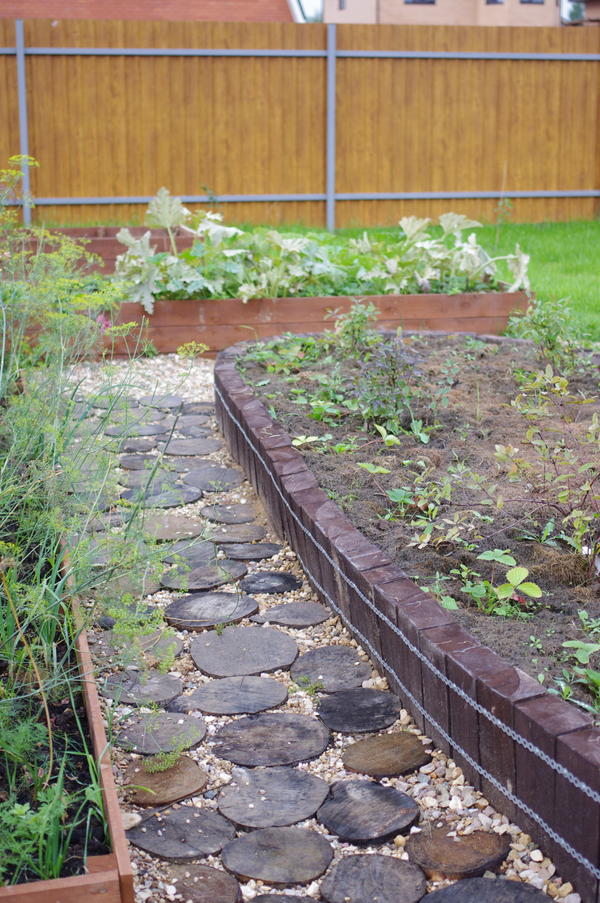 дорожка из спилов и щебня