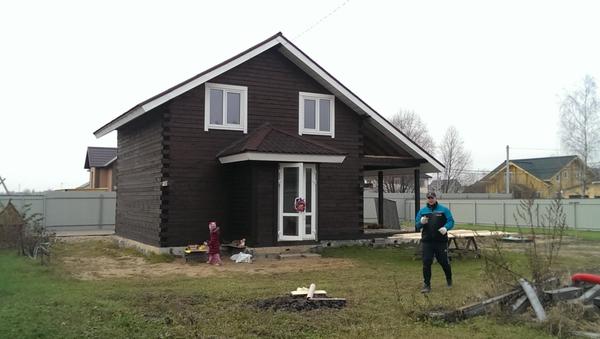 Наш домик. Вид со стороны крыльца. Справа часть террасы. 
Кристина ( вторая дочка) помогает папе. ))