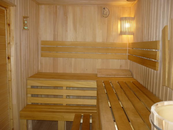 Внутри отделали евровагонкой из липы.