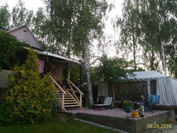 Так выглядел наш загородный дом летом. А еще мы купили соседний участок и посадили сад. А осенью случилась беда. Вернее, случилась, по всей вероятности, давно. Осенью мы обнаружили, что полы в доме прогнили. Вместе с ними пришли в негодность три венца бруса, из которого сложены стены. А ведь дому всего 9 лет! Что поделаешь? Ошибка бригады узбеков-строителей. Пришедшие в негодность венцы заменили кирпичной кладкой, основание разобрали, засыпали песком, утрамбовали и залили бетонной стяжкой. Весной предстоит утеплить, залить еще одним слоем бетона и сделать чистовую отделку. И работы предстоит много, и расходы большие, но самое главное уже сделали: спасли свой дом.