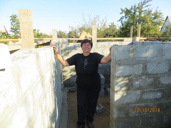 Чтобы быстро возвести стены и накрыть крышу, пришлось пригласить помощников...