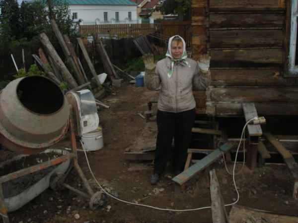 Если взять на прокат бетономешалку и заливать фундамент самим - не так уж и дорого!
