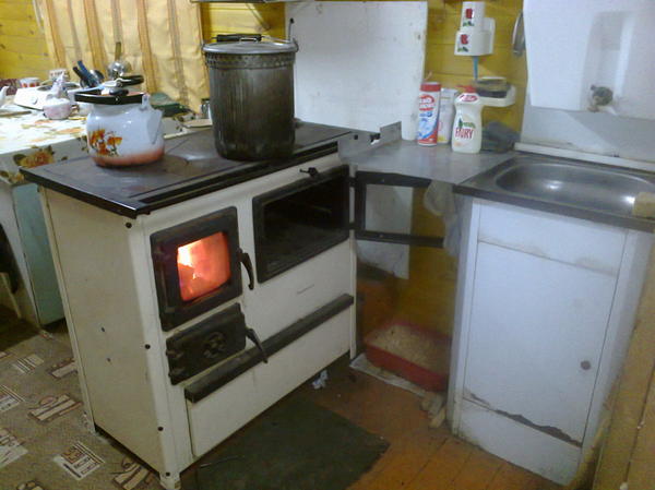 Это наша печка. Люблю смотреть как горят дровишки.