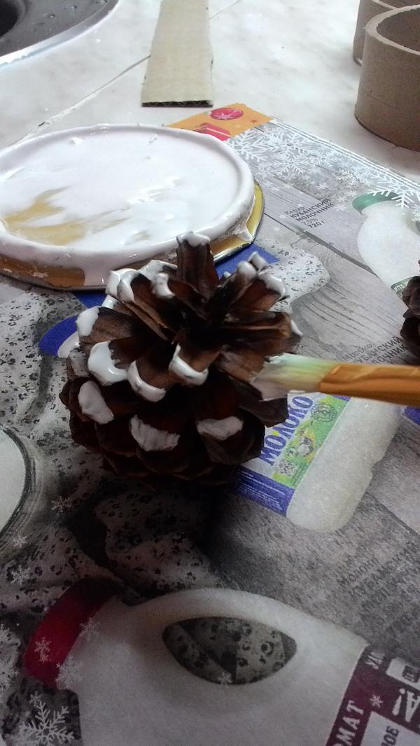 Красим уголки шишек белой акриловой краской