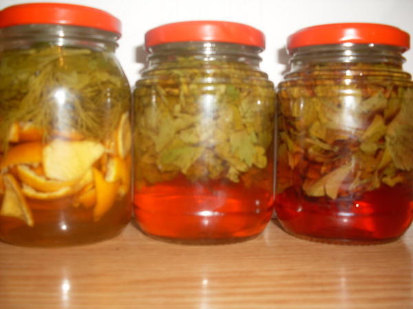 Решила попробовать сделать ароматизированный уксус. Первая баночка - корочки мандарина, укроп, петрушка, яблочный уксус (магазинный). Вторая баночка -  петрушка, яблочный уксус и немного виноградного уксуса. Третья баночка - петрушка , яблочный уксус и виноградный немного побольше, чем во второй баночке. Немного не расчитала с яблочным уксусом - не хватило. Эти три баночки  поставила в большую кастрюлю с водой. Воду чуть чуть не довела до кипения. Теперь баночки поставила в теплое темное место. Через две недельки посмотрю, что получится.