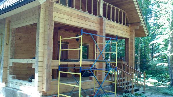 Вот ступени в баню,выполнены достаточно примитивно,однако восьмой год стоят под открытым небом.Верхнее ограждение выполнено,тоже с использованием подбалясеника.