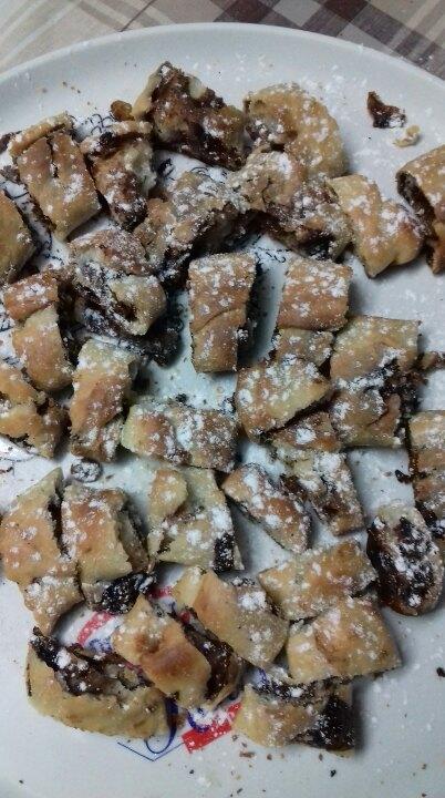 Рулетики с какао и изюмом
