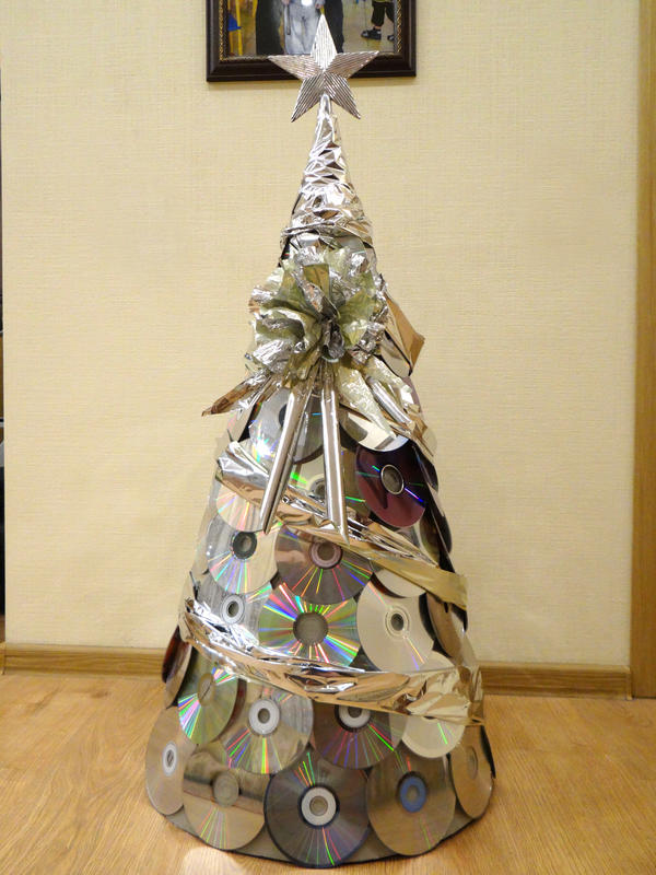 Всем добрый день! А у нас елочка из дисков:)))