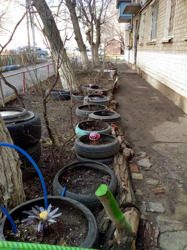 с северной стороны скромнее
