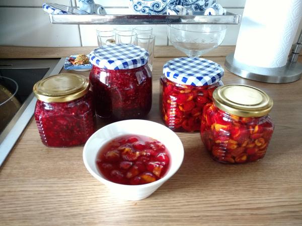 Две баночки слева - это боярышник