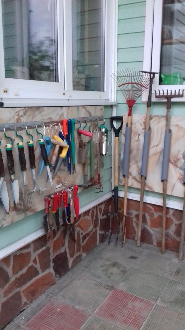 Как сделать вешалку для садового инструмента