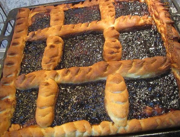 Пирог с вареньем из смородины