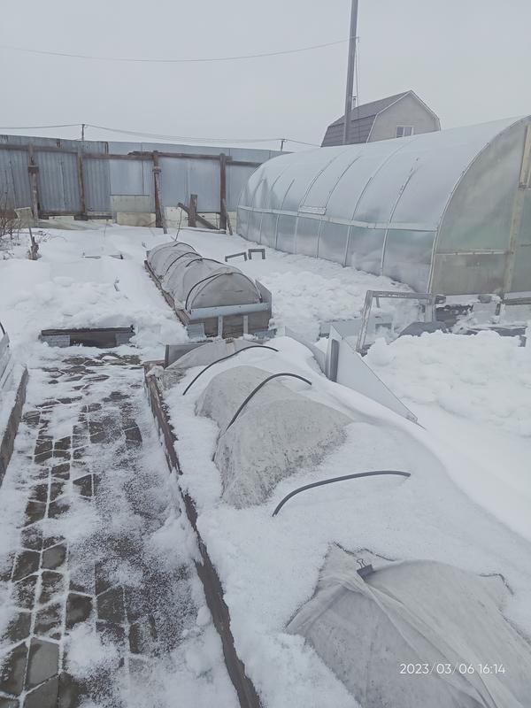 Снег сам съезжает.