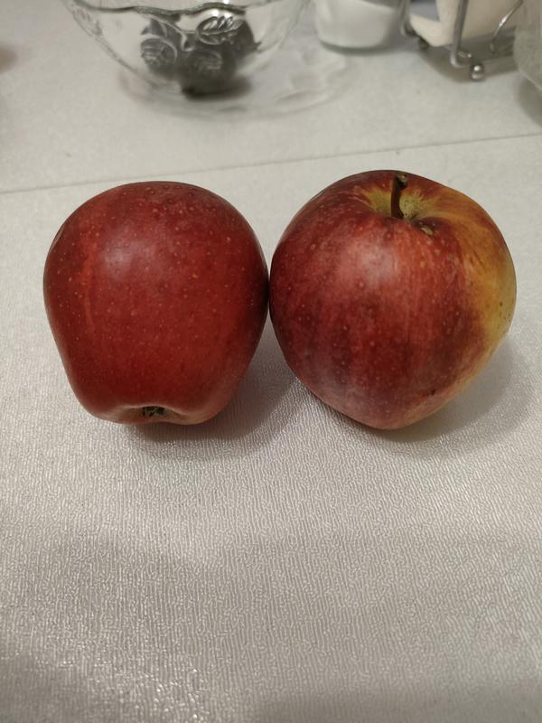 Помогите определить сорт яблок. Очень сладкие, сочные, жёсткие, маленькие вес от 80 до 110гр. Мякоть жёлтая.