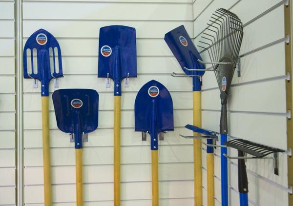 синие лопаты с Garden Tool