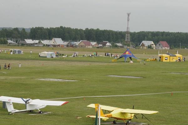 Газон на аэродроме