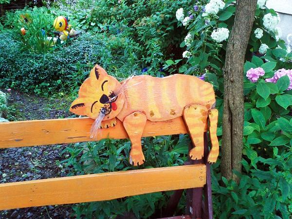 Кот на скамейке