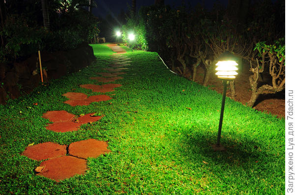 А по пути от бани к дому можно установить садовые светильники
