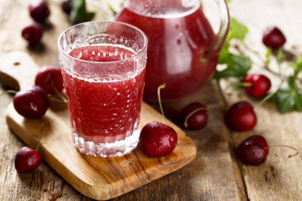 Замораживайте сок плодов, которых созревает много - вишни, яблок, томатов, огурцов