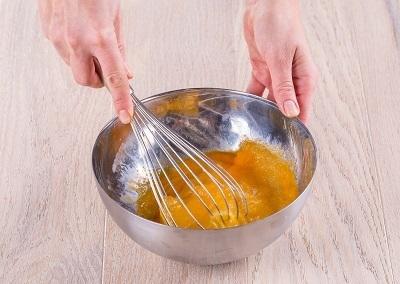 Яйца взбить с сахаром и маслом. Фото: К. Виноградов/BurdaMedia