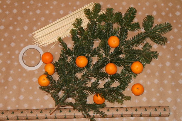 Новогодний букет из мандаринов и шишек