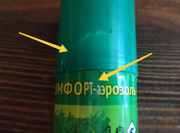 Стикер наклеен неровно, а крышка раскололась при попытке плотно надеть ее на баллон