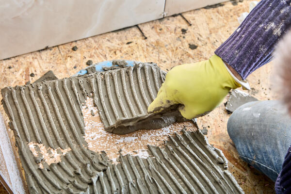 Цементная плита отличается от привычных ГВЛ, ОСП и ЦСП по ряду характеристик