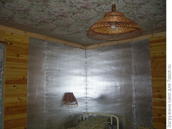 Пенофол в углу комнаты