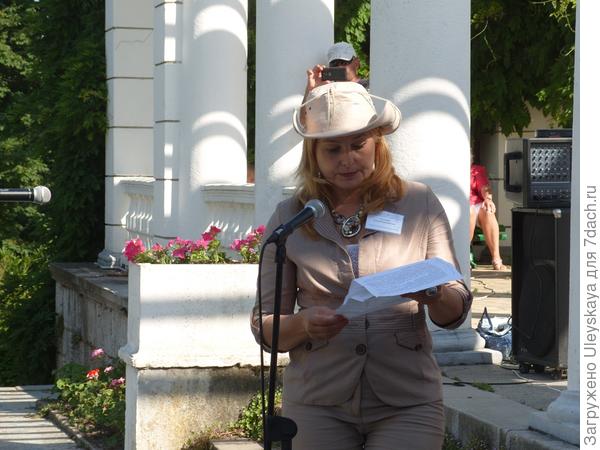 Е.В. Голосова зачитывает резолюцию VI Международной научной конференции Ландшафтная архитектура в ботанических садах и дендропарках