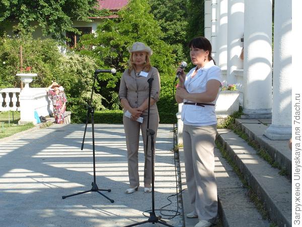 Зам. директора дендрологического сада имени Харитонова Национального парка Плещеево озеро О.Н. Куликова принимает эстафету проведения конференции Ландшафтная архитектура в ботанических садах и дендропарках в 2015 г