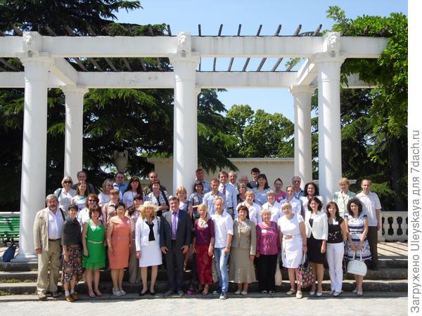 Участники VI Международной научной конференции Ландшафтная архитектура в ботанических садах и дендропарках на партере Никитского ботанического сада