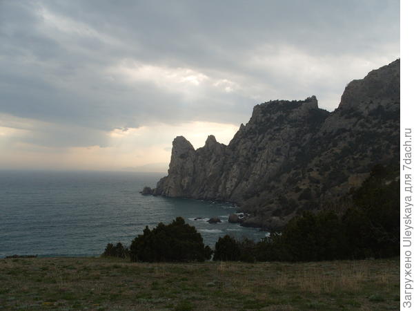 Скала Носорог вдается в море