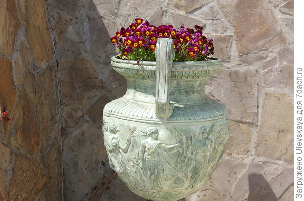 Высокая узкая ваза