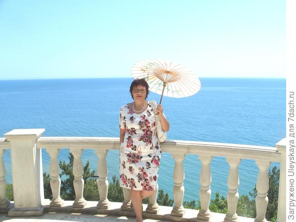 На фоне любимого Черного моря