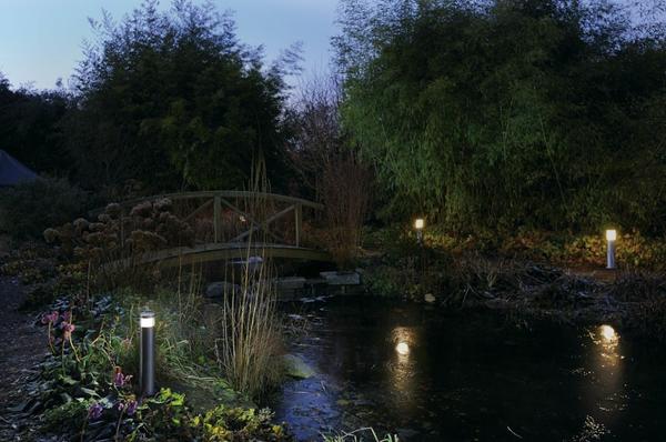 Садовые светильники на берегу ручья