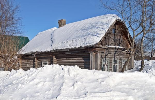 Деревенский дом в снегу