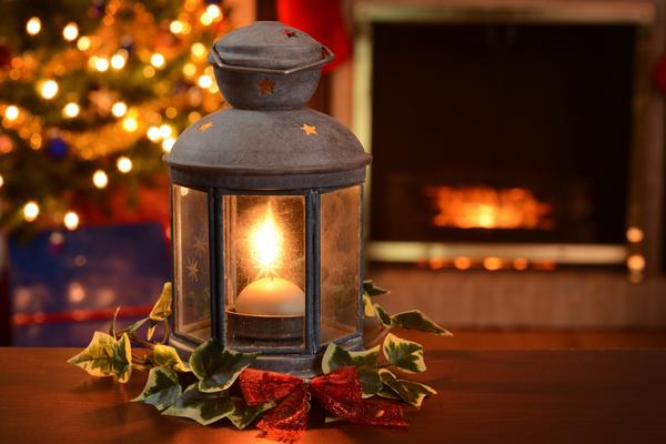 Рождественский фонарь, украшенный плющом