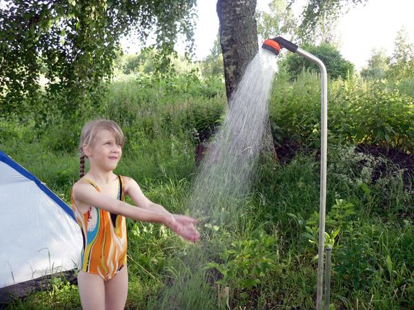 В жару приятно поплескаться под садовым душем
