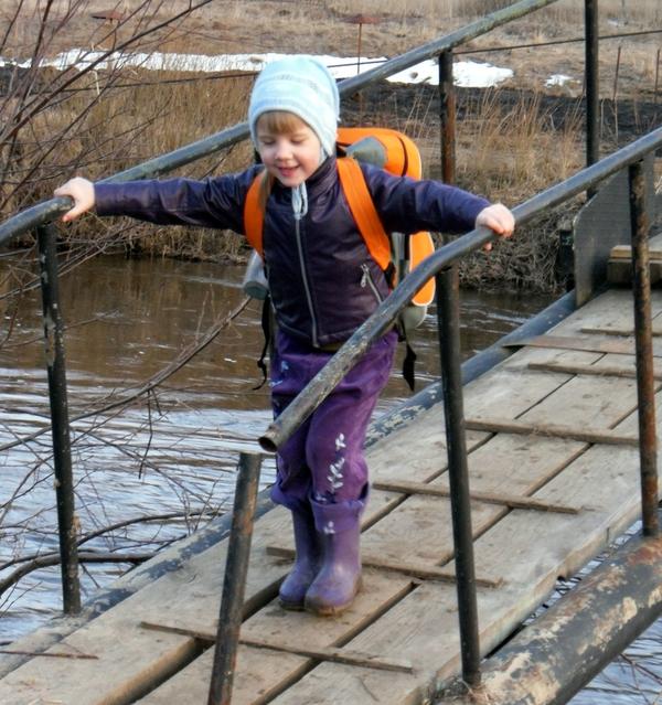 По мосточку через речку