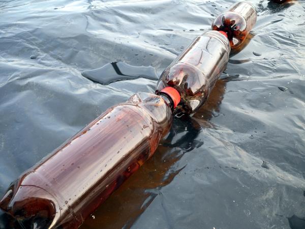 Темные пластиковые бутыли с водой тоже должны сыграть роль накопителей тепла