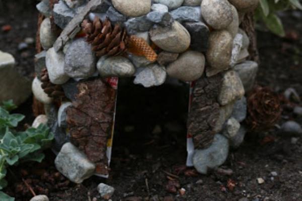 Домик для лягушки из майонезного ведерка, фото с сайта kidskidki.ru