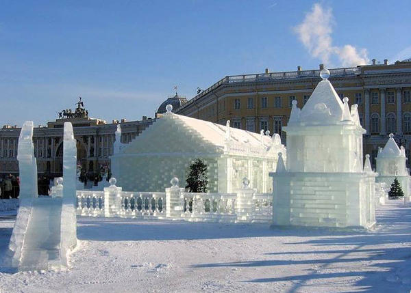 Реконструкция ледяного дворца Анны Иоанновны в Петербурге, 2006 г. Фото с сайта nasha-rodina.ru