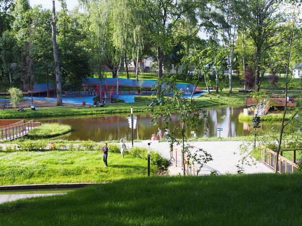 Синенькое на том берегу - это большой комплекс для детей: горки, лесенки и прочие интересные штуки. А для взрослых - шезлонги на берегу