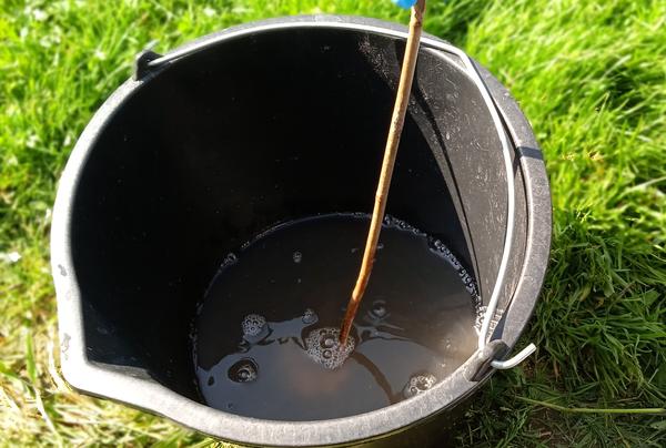 В воде видны гранулы - нужно перемешать, чтобы они растворились