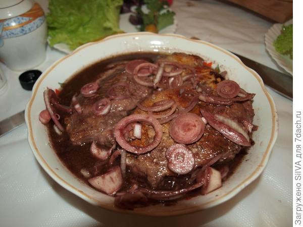 выкладываем мясо в маринад из вина и лука