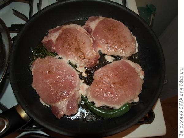 мясо жарим на сковороде(свинина)