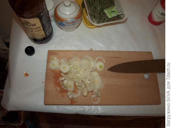 затем режем кольцами лук