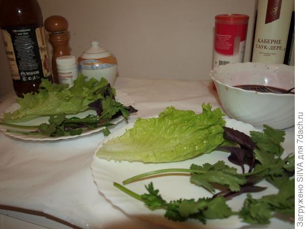 раскладываем  зелень на тарелке