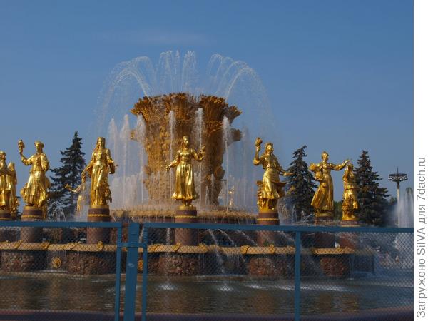 не могла упустить фонтаны
