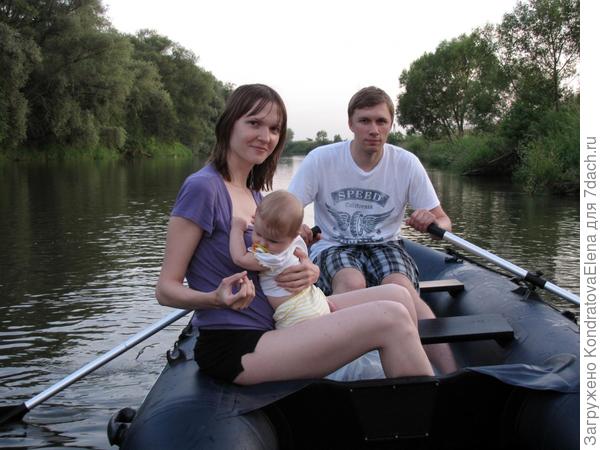 По реке